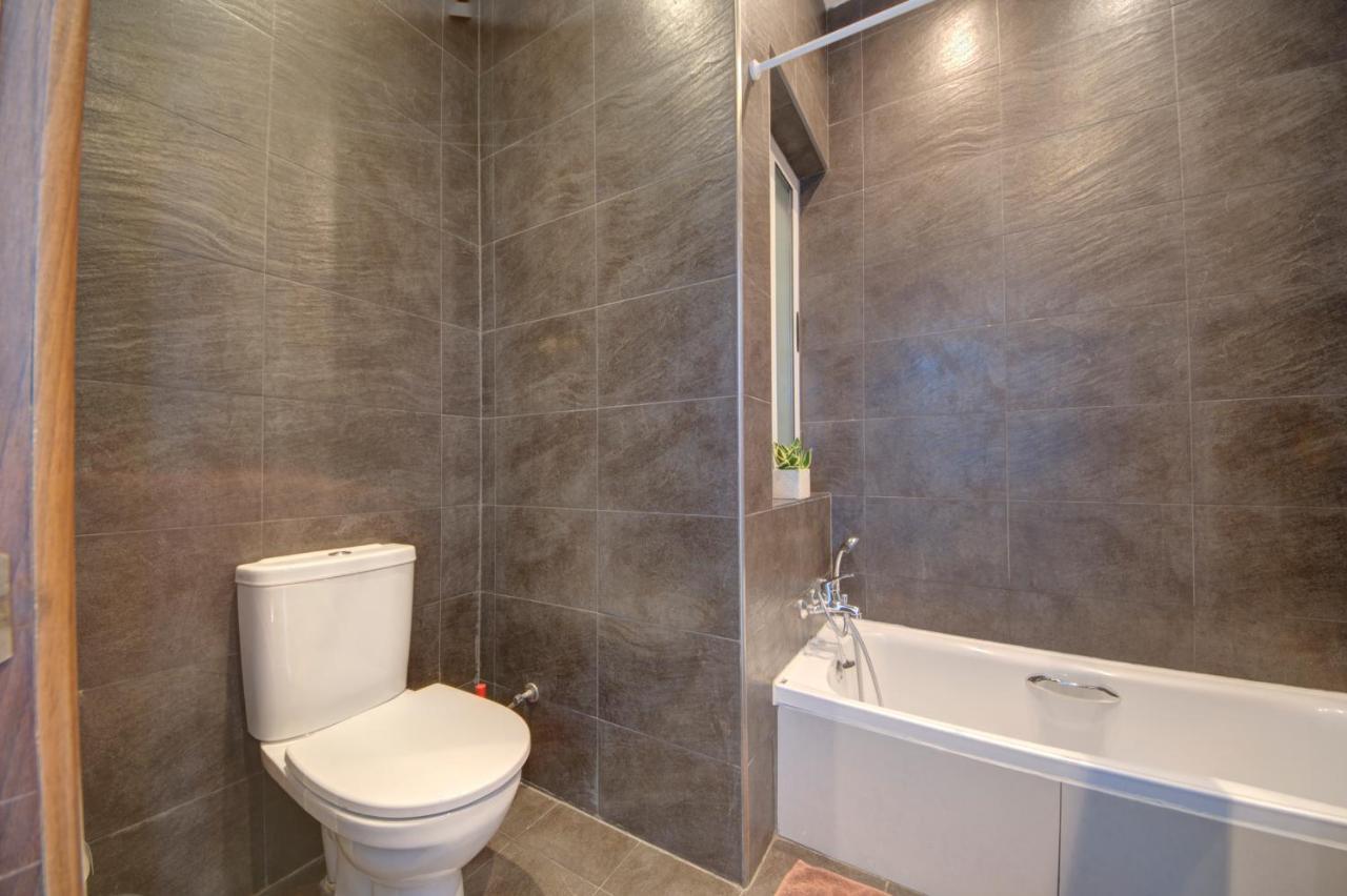 St Julians 2 Bedroom Apartment With Commanding Seaviews By Shortletsmalta Saint Julian's エクステリア 写真